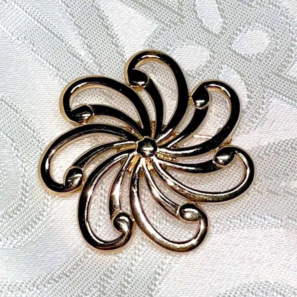 Vintage Monet gold tone classic radial design brooch pin